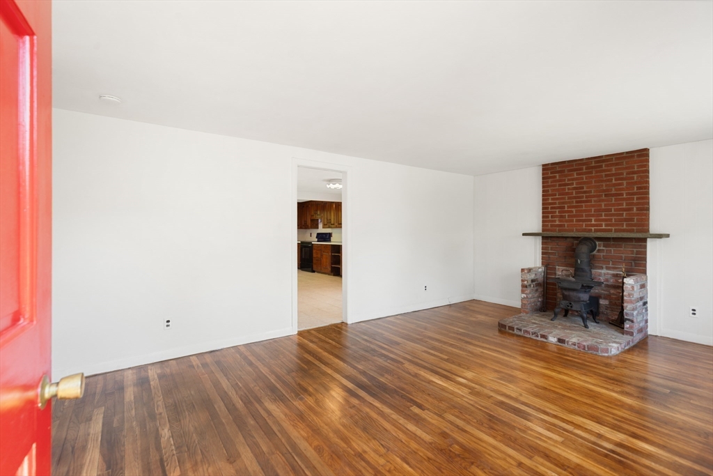 59 Holly St Property Photo 9