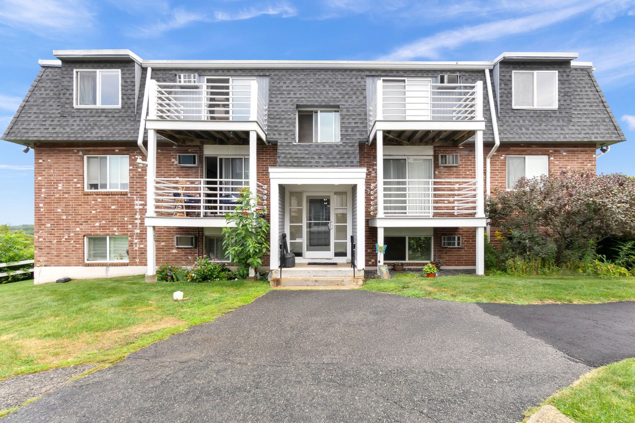 145 Essex Avenue # 405 Property Photo 1
