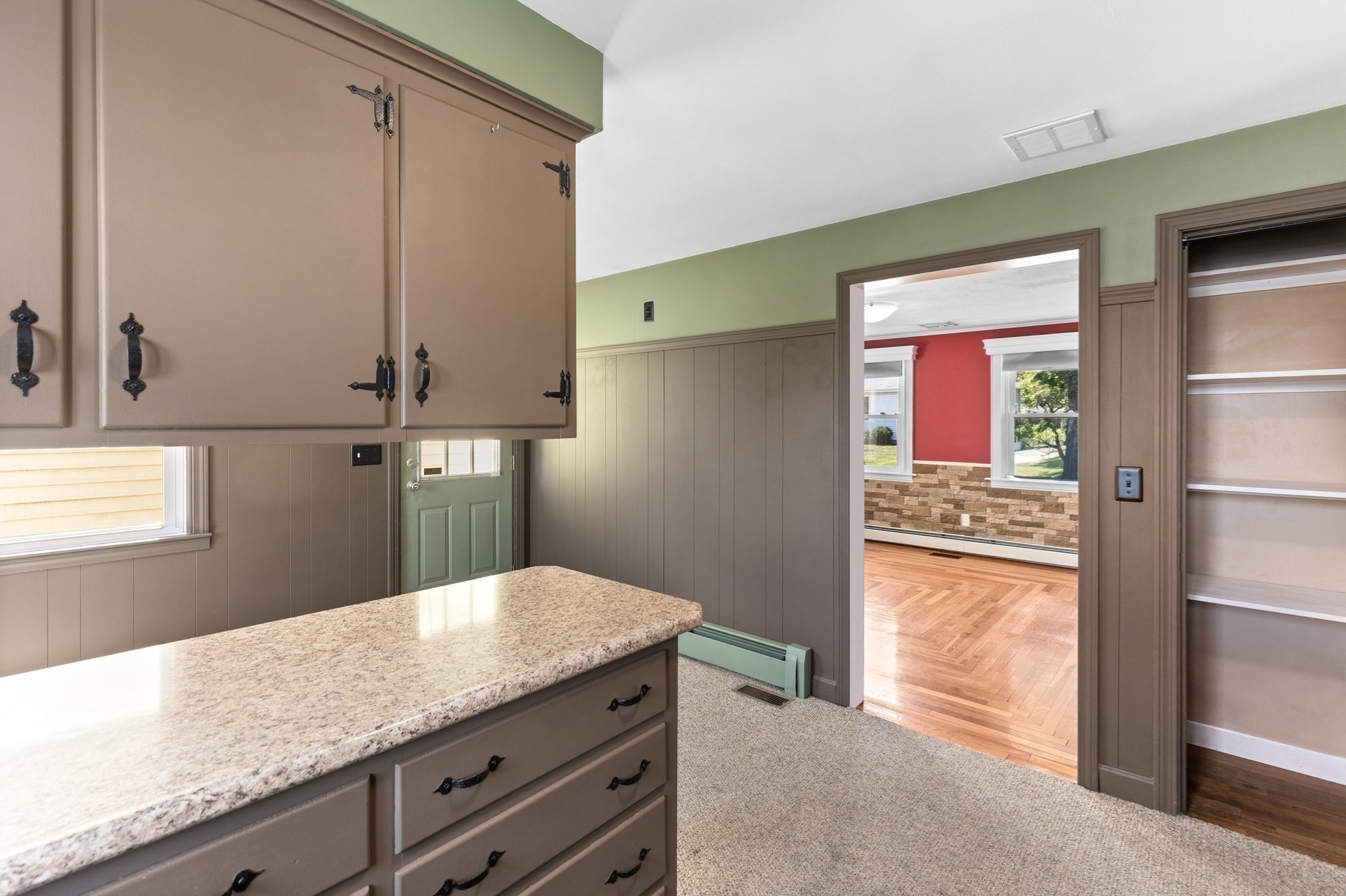 327 England St Property Photo 10
