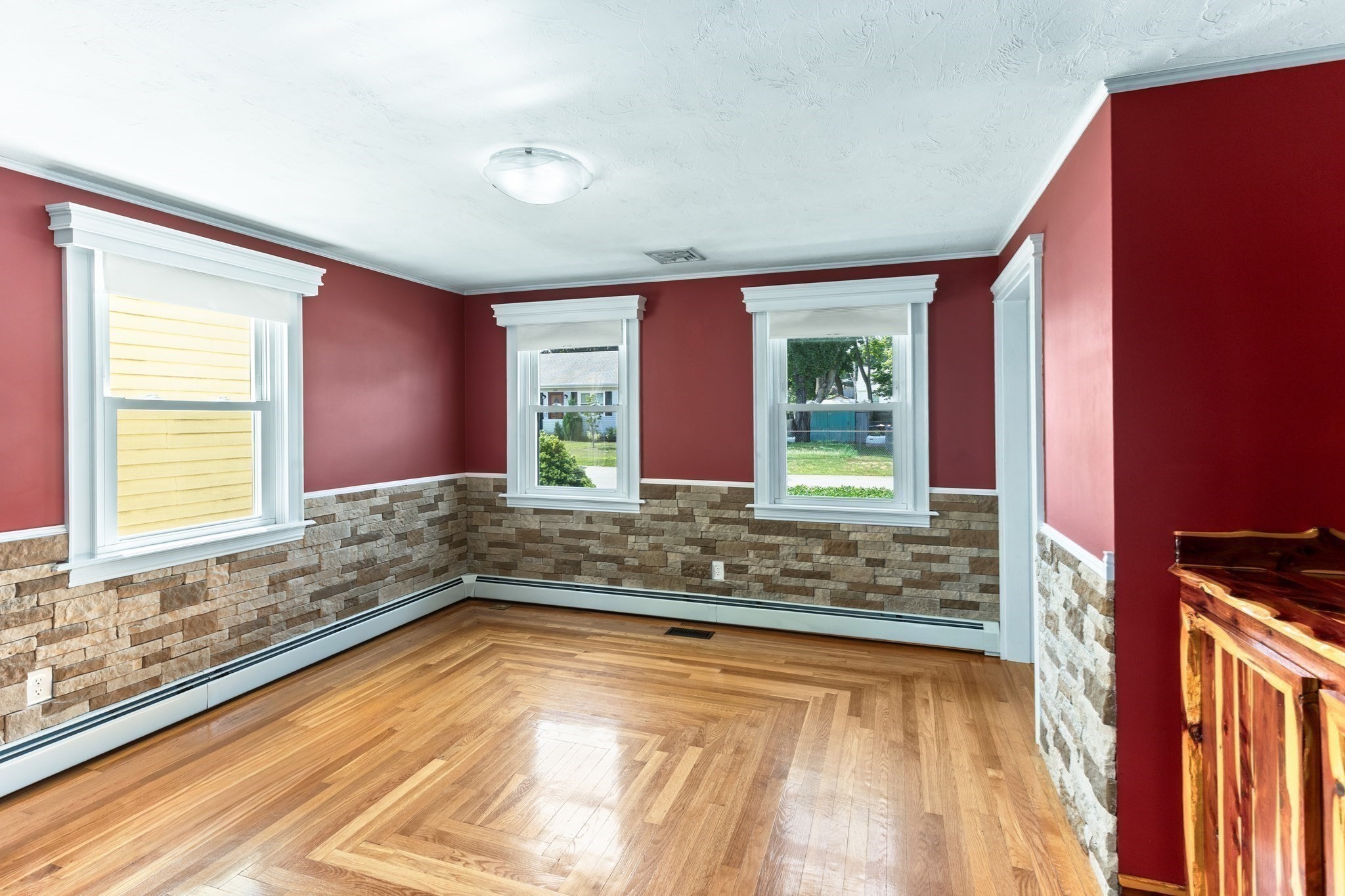 327 England St Property Photo 11