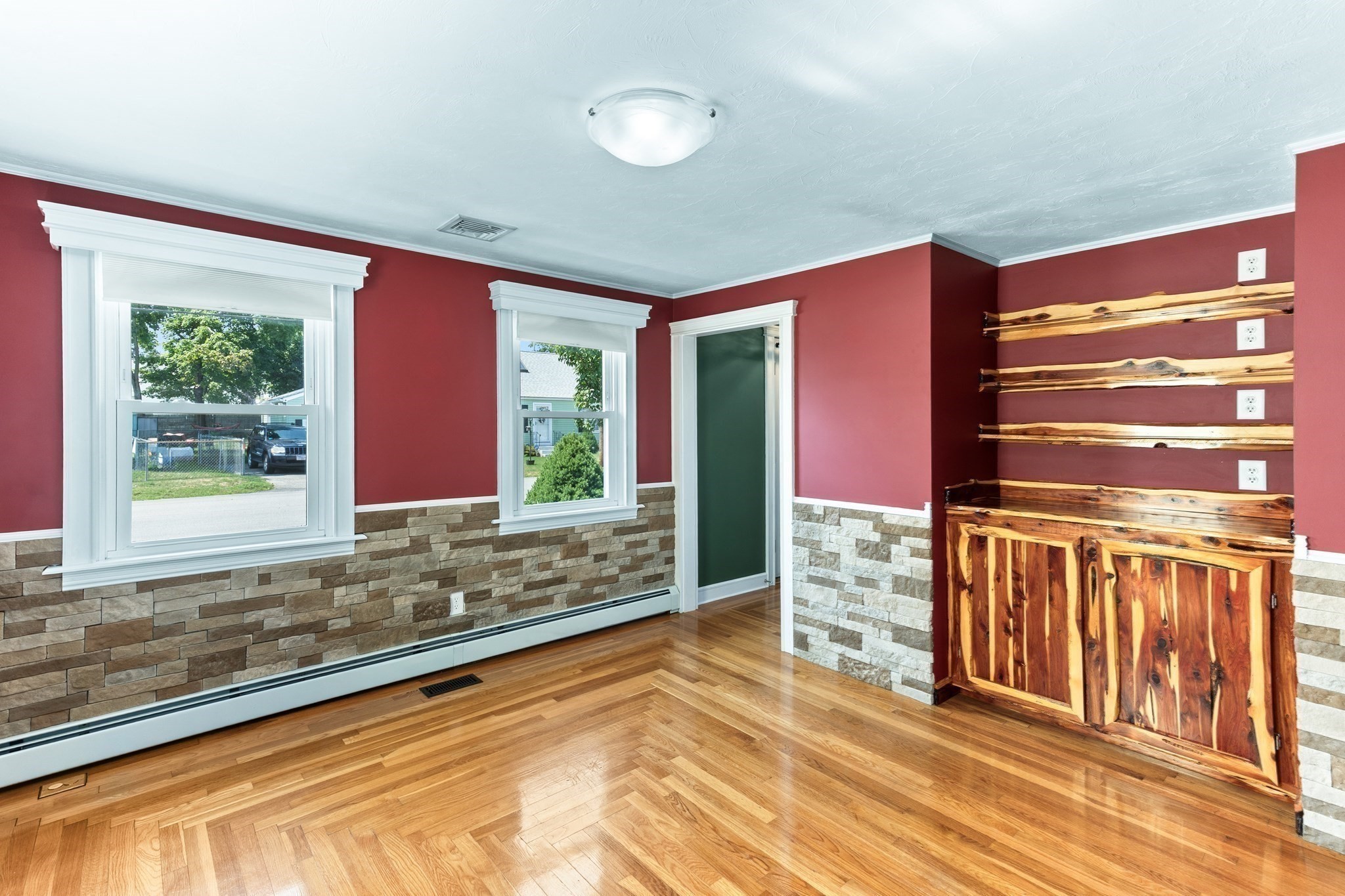 327 England St Property Photo 12