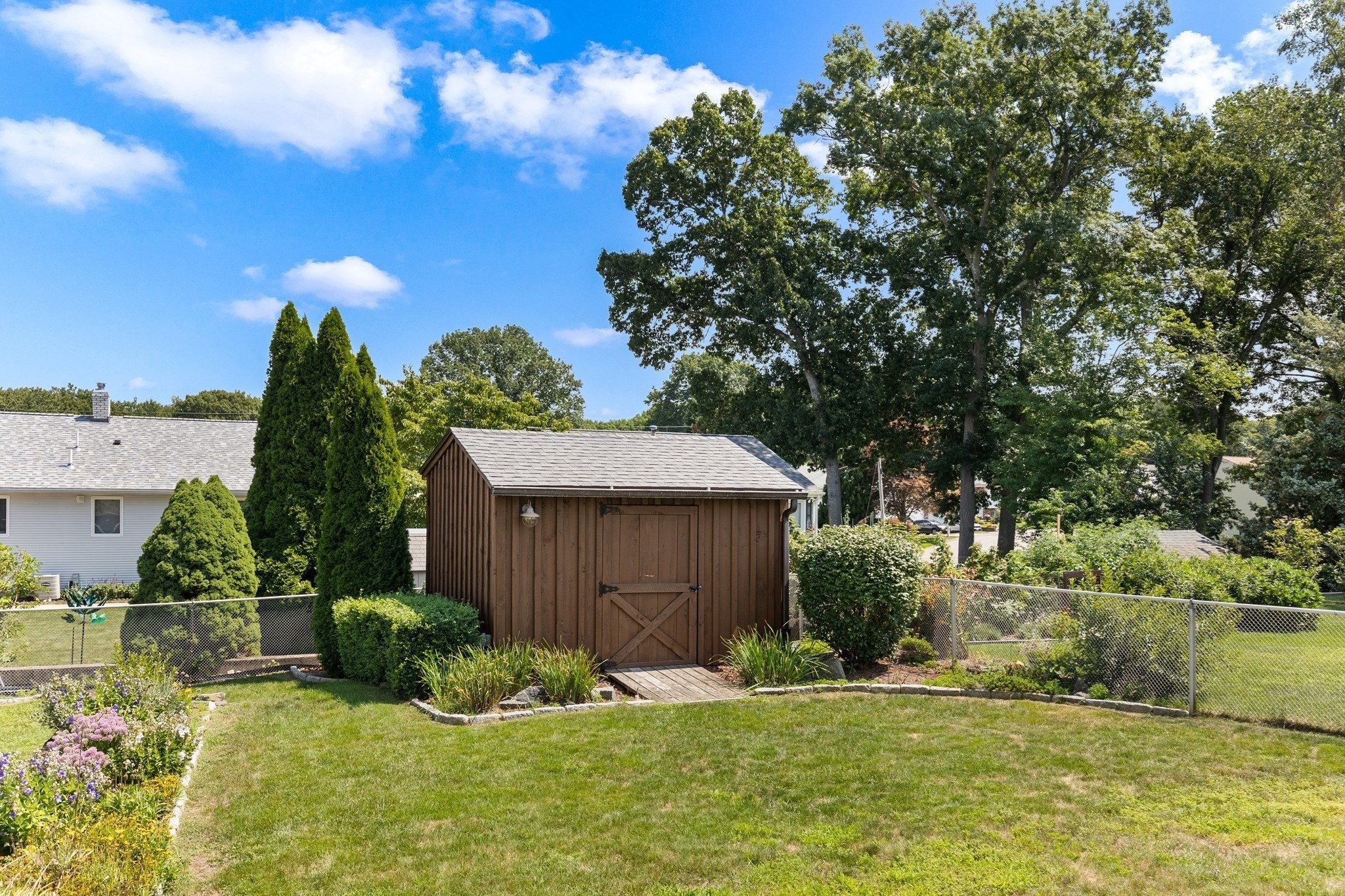 327 England St Property Photo 26