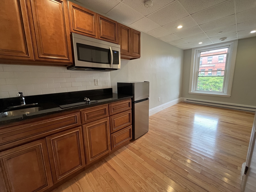 302 Newbury # 10 Property Photo 3