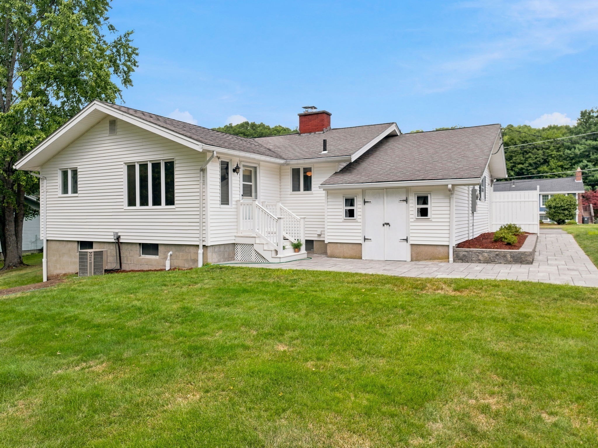 19 Champlain Dr Property Photo 4