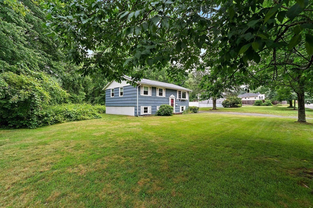 472 Summer St Property Photo 3