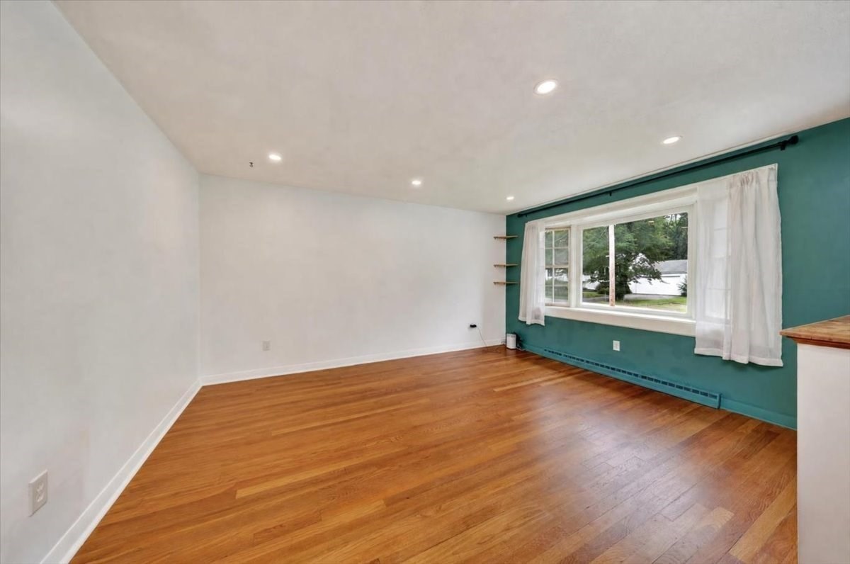 472 Summer St Property Photo 5
