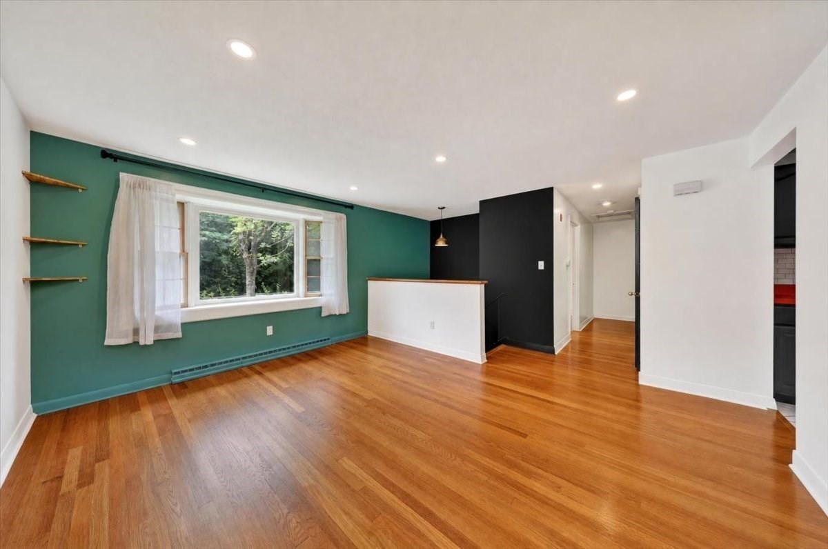 472 Summer St Property Photo 7