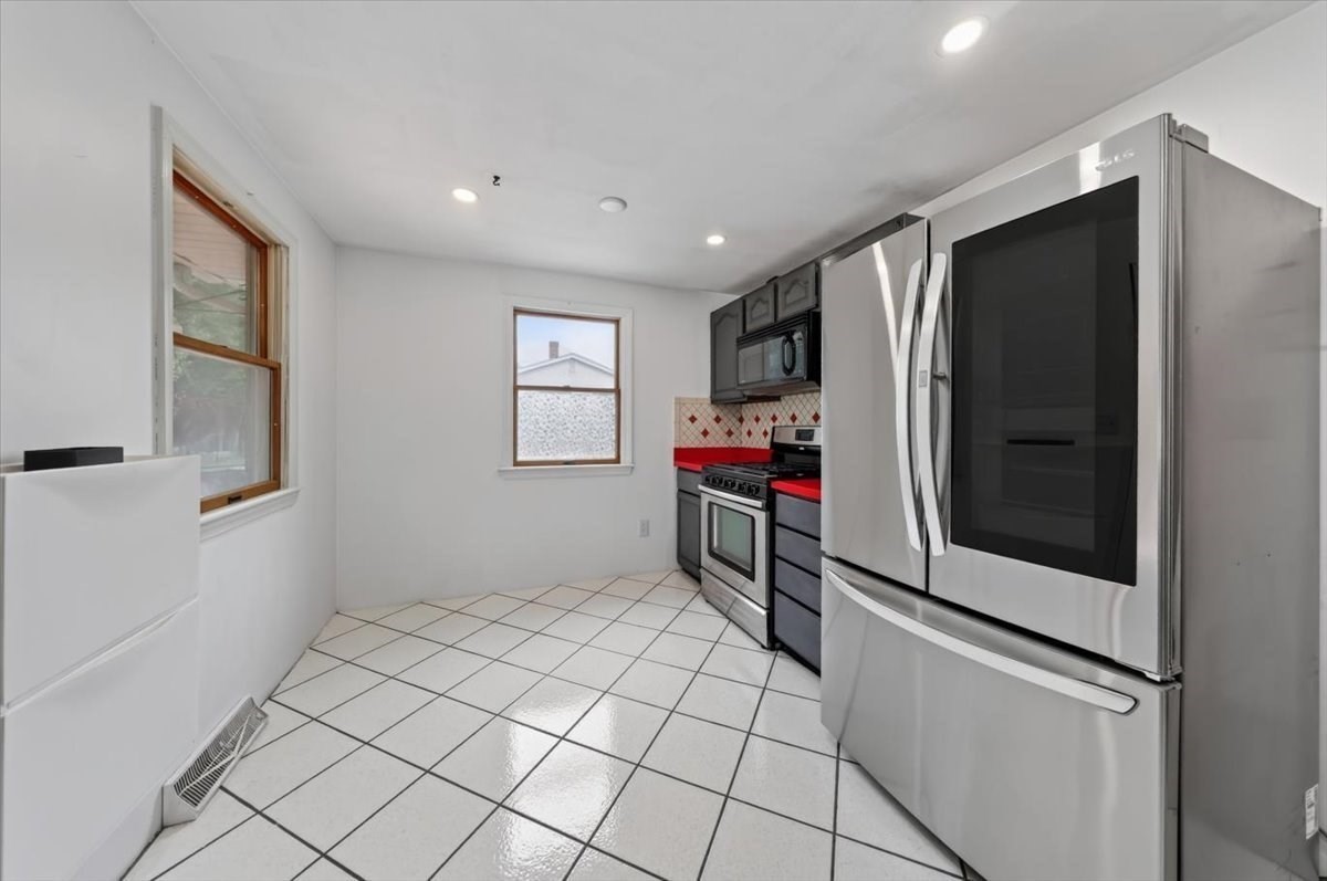 472 Summer St Property Photo 10