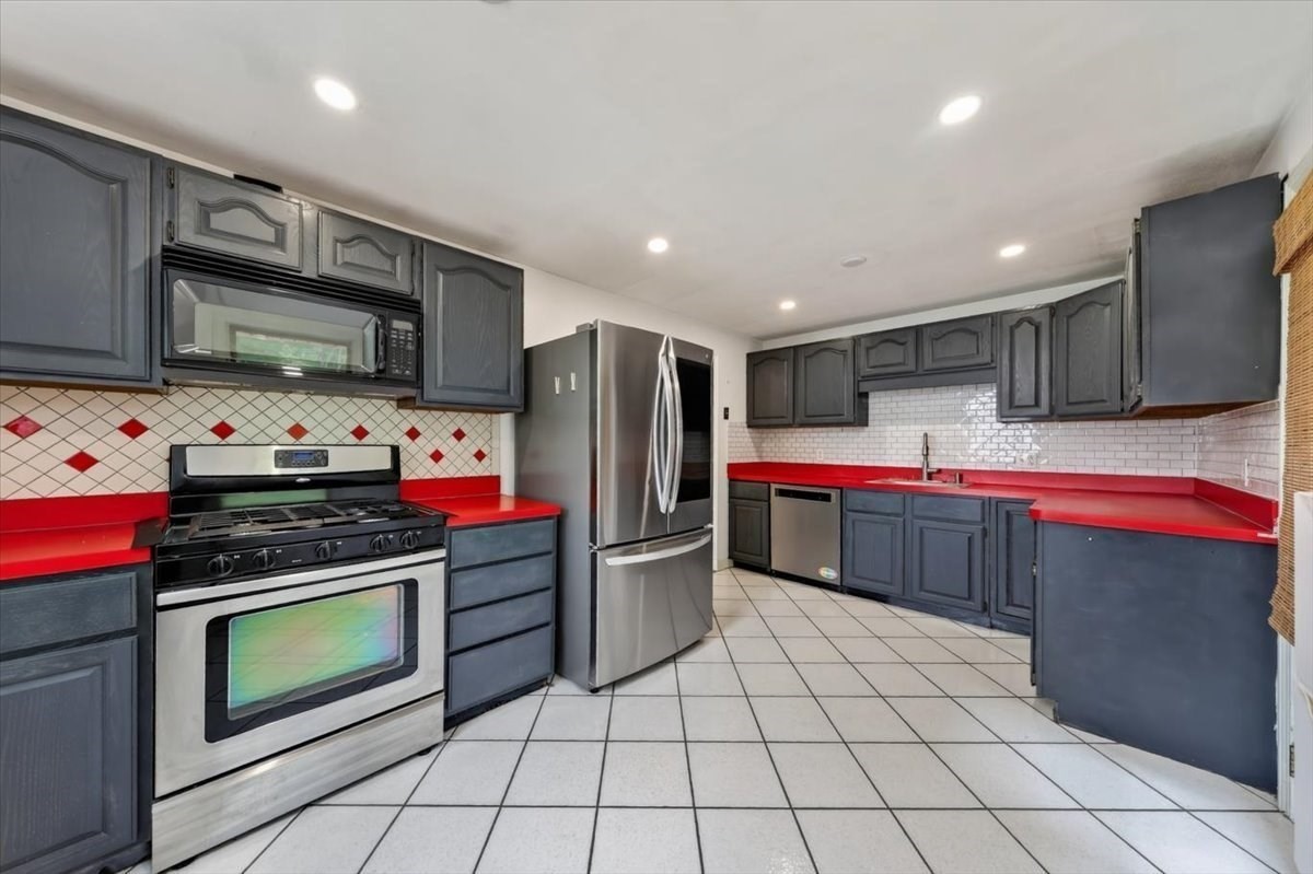 472 Summer St Property Photo 11
