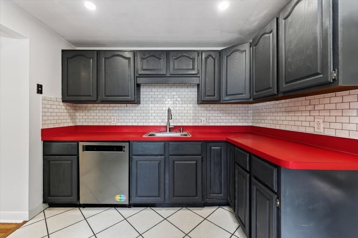 472 Summer St Property Photo 12