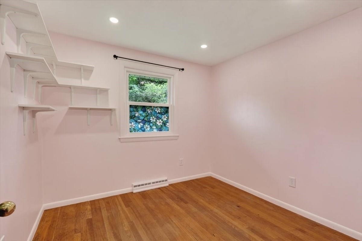 472 Summer St Property Photo 16