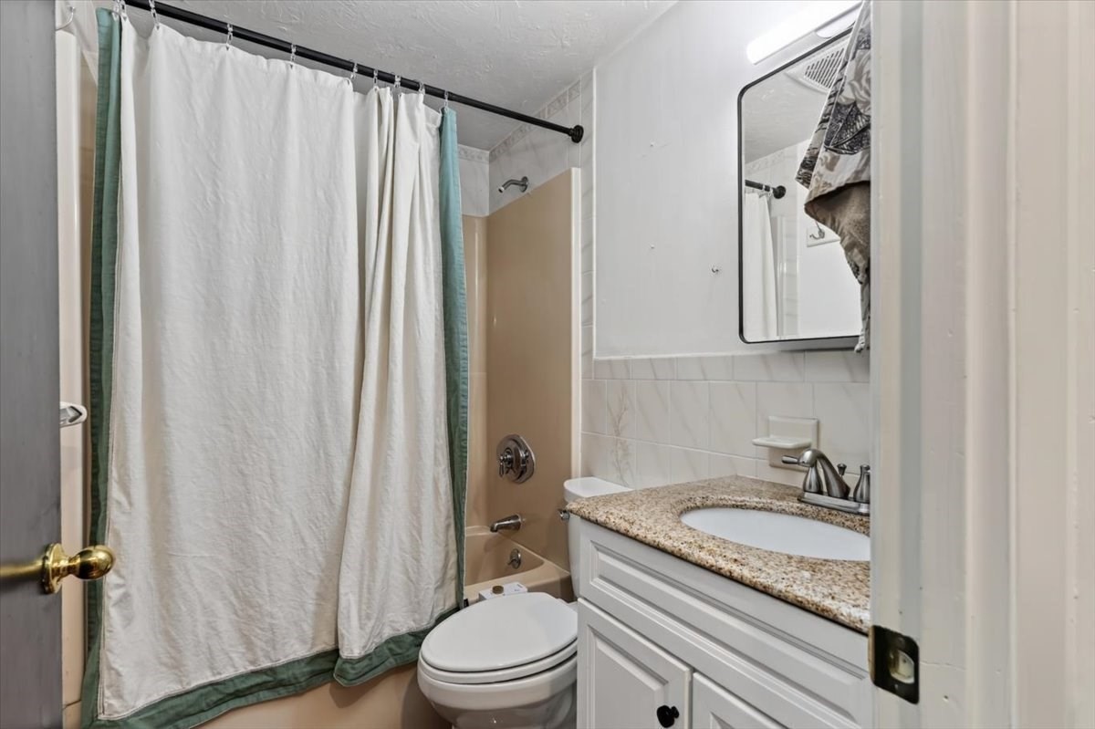 472 Summer St Property Photo 18
