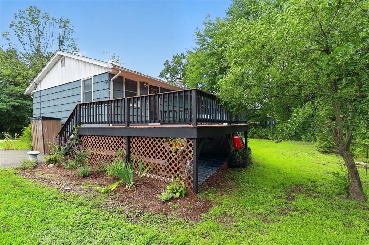 472 Summer St Property Photo 28