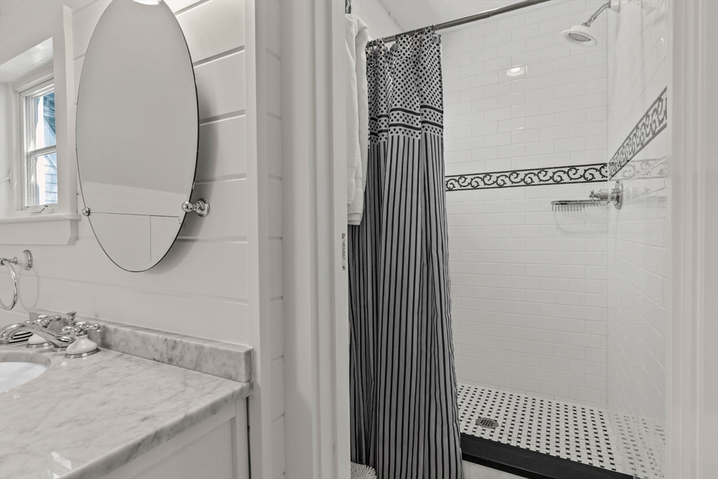 141 Bank St Property Photo 23