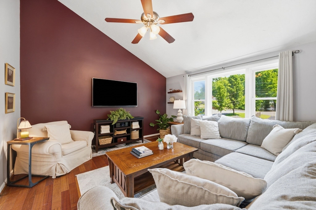 668 Summer St Property Photo 3
