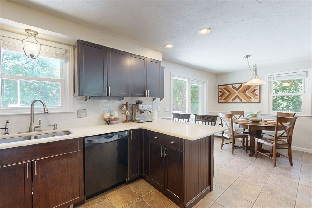 668 Summer St Property Photo 10