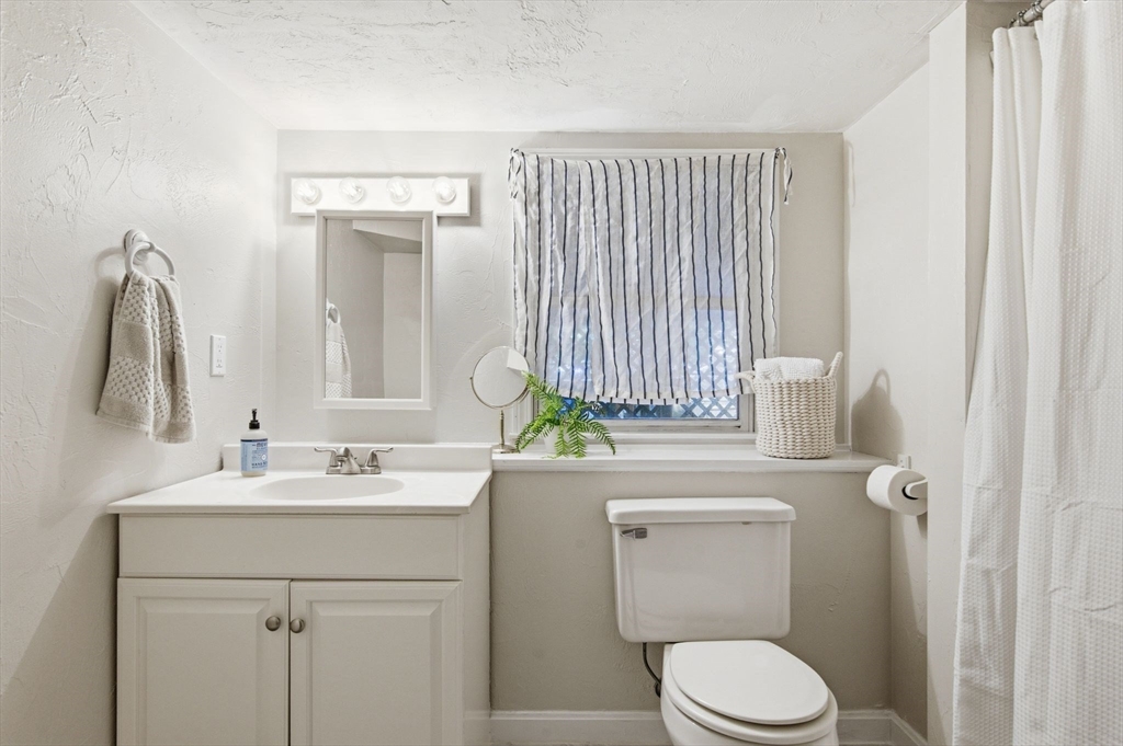 668 Summer St Property Photo 26