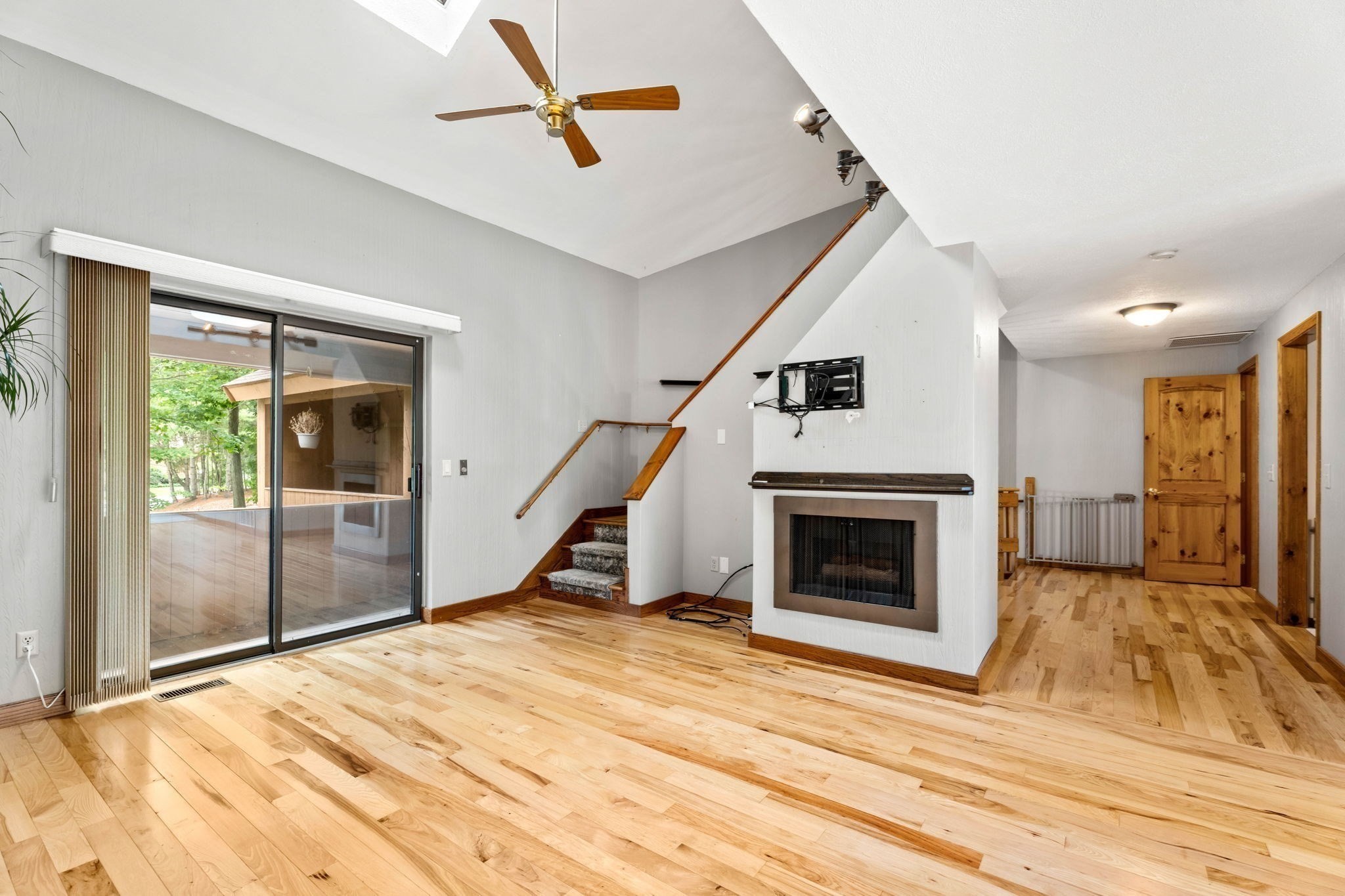 13 Eaton Ct # 13 Property Photo 5