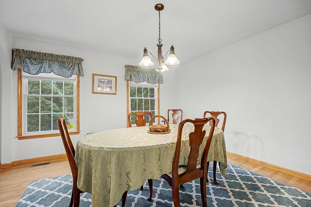 12 Gordon Ln Property Photo 8