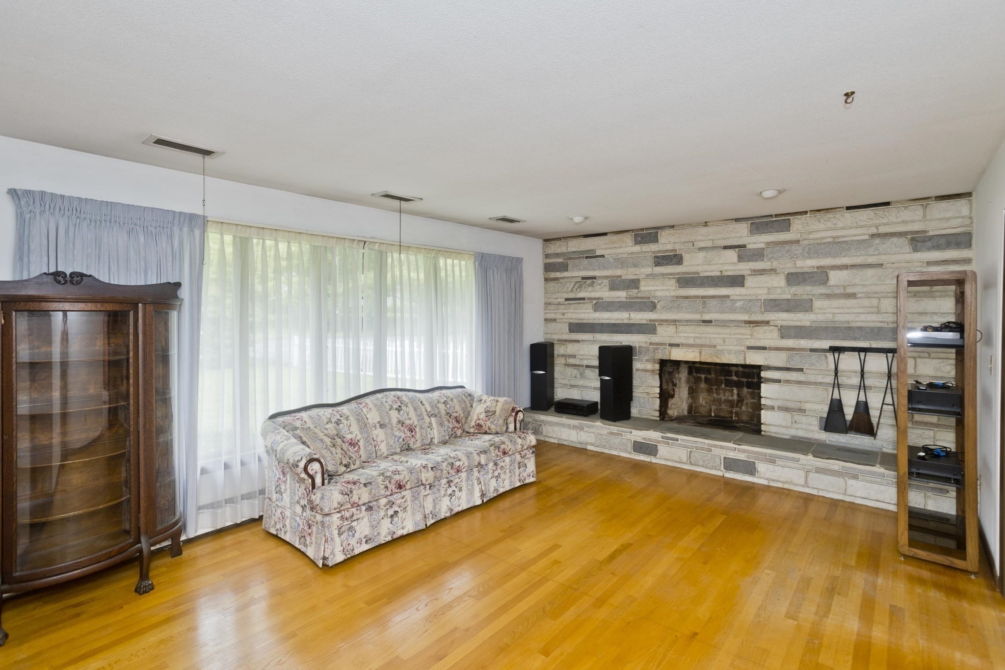233 Lathrop St Property Photo 4