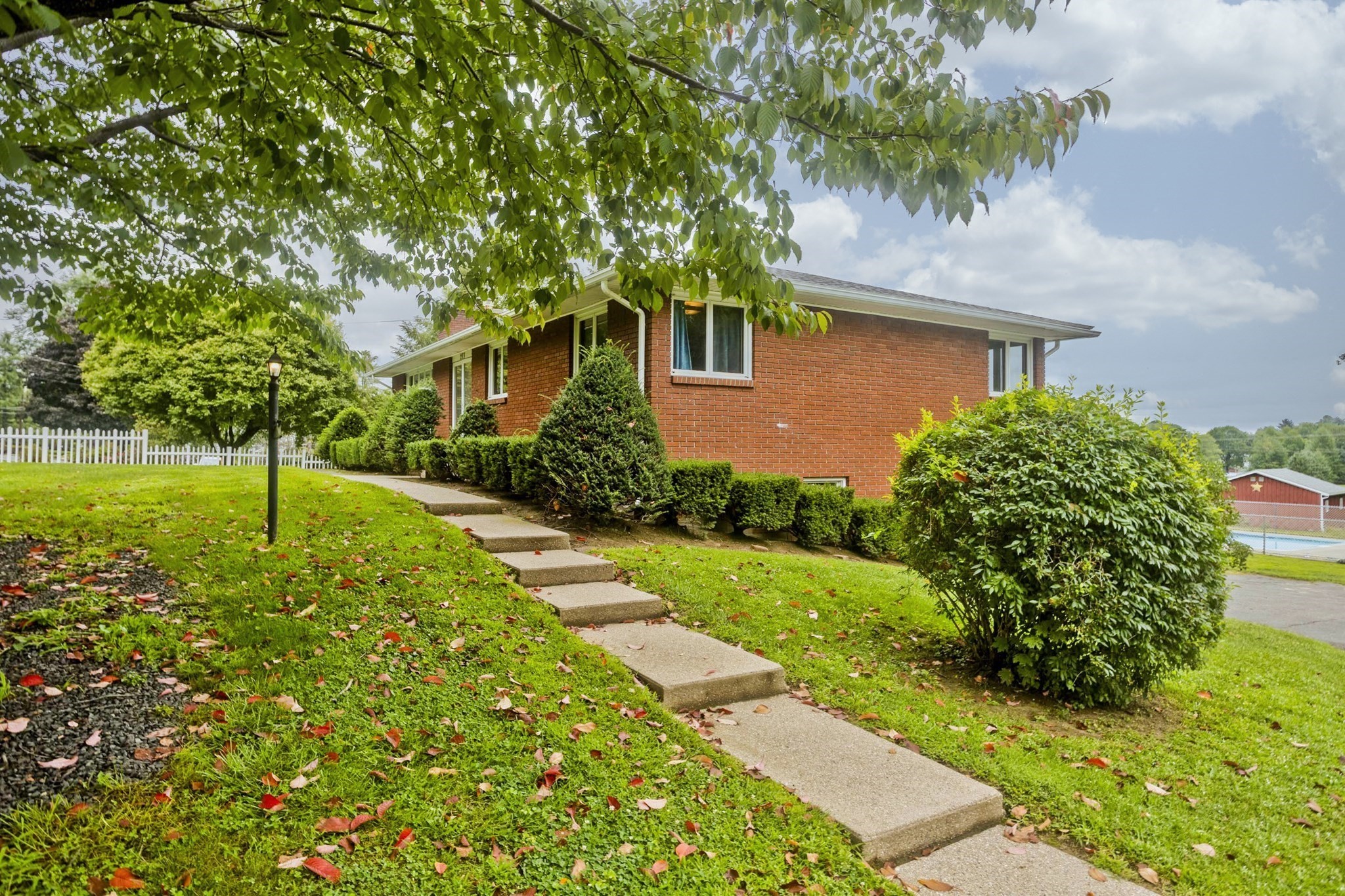 233 Lathrop St Property Photo 6