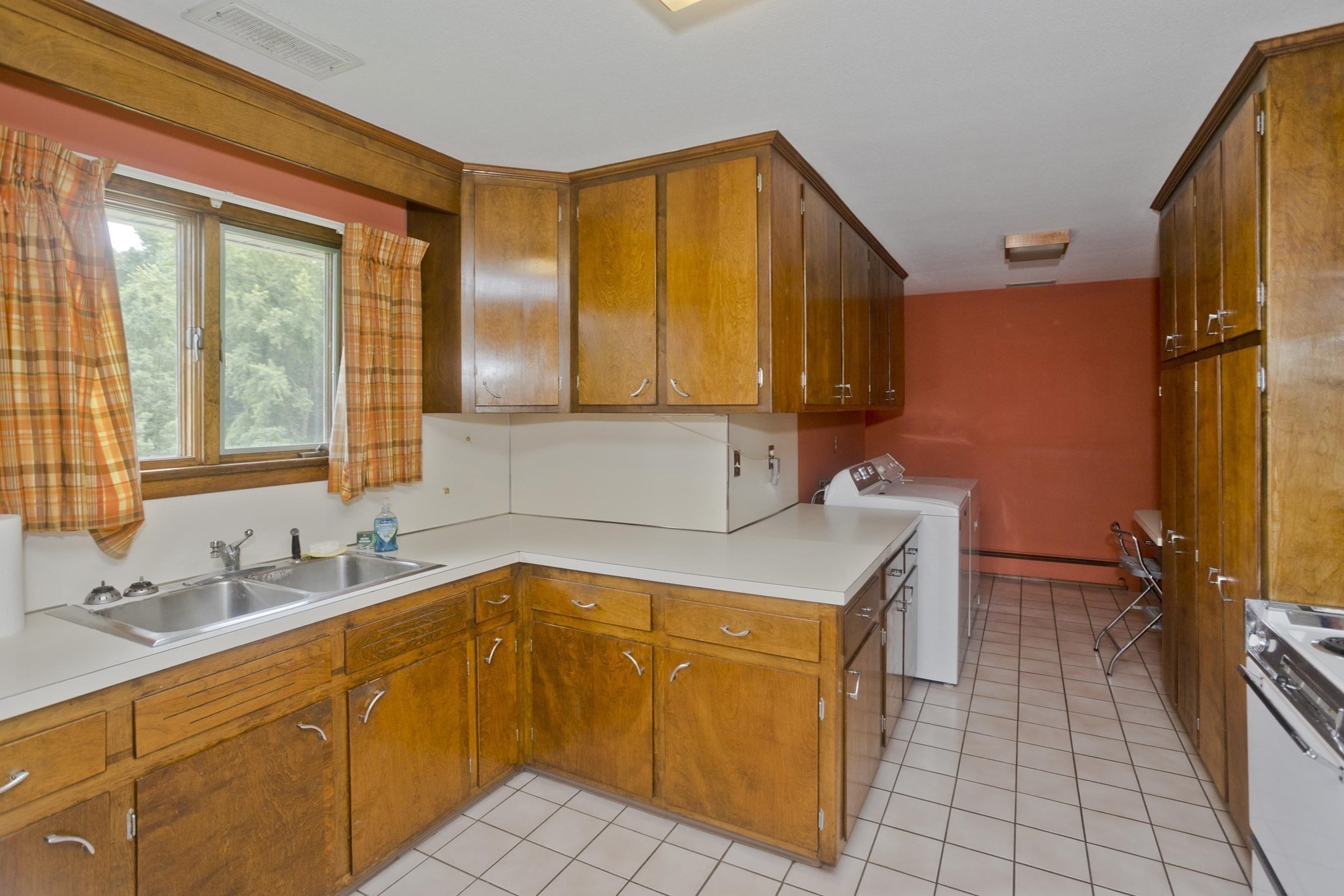 233 Lathrop St Property Photo 12