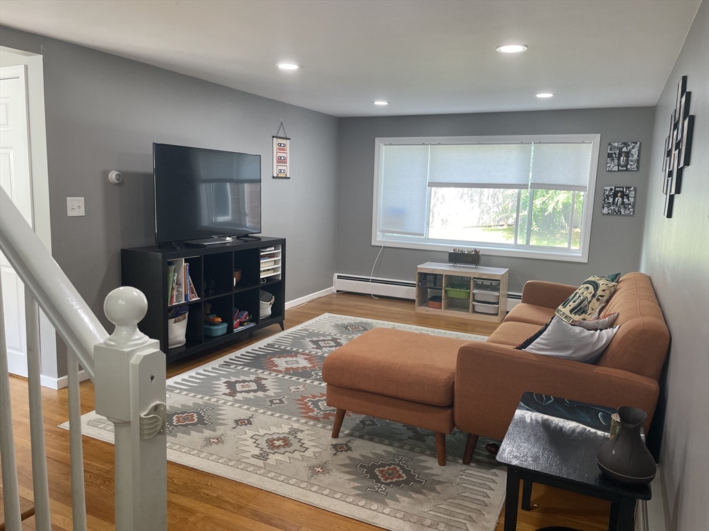 698 Main # B Property Photo 4