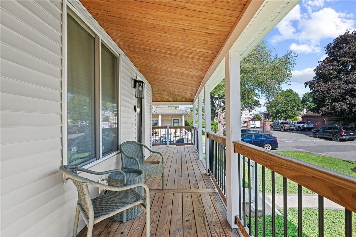 18 Kirby Ave Property Photo 6