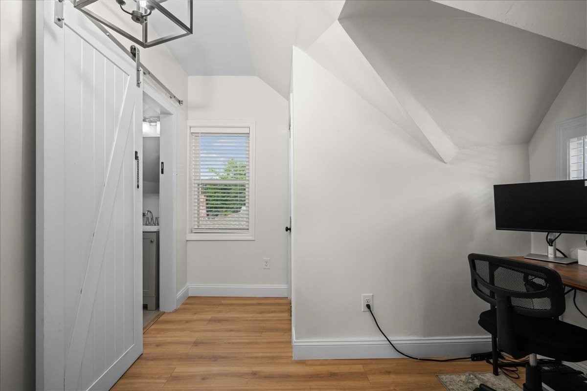 18 Kirby Ave Property Photo 28