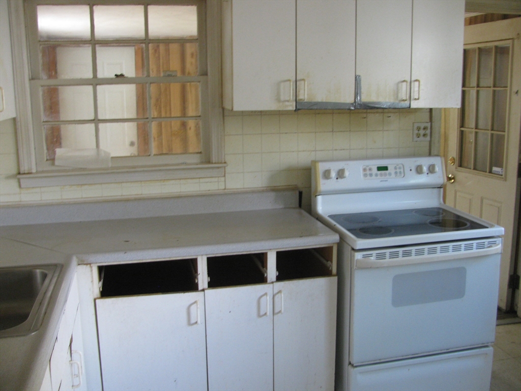 86 Pheland St Property Photo 7