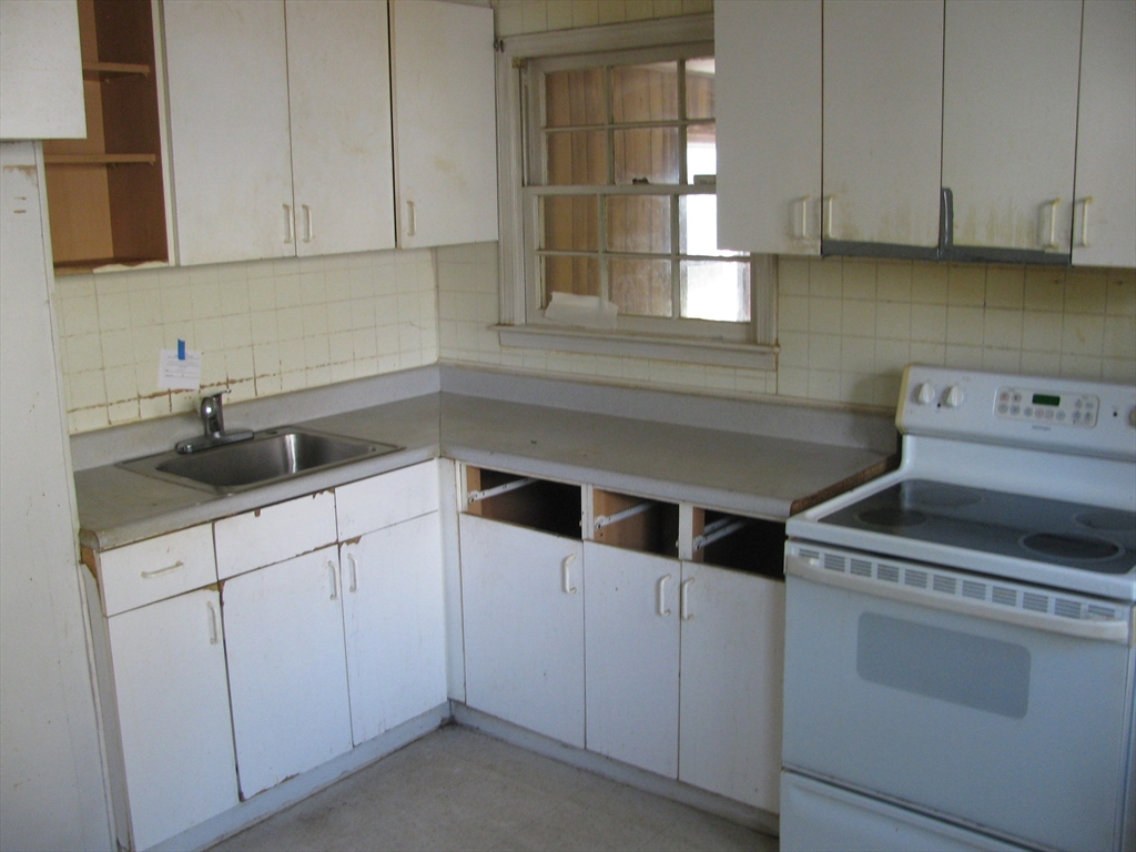 86 Pheland St Property Photo 8