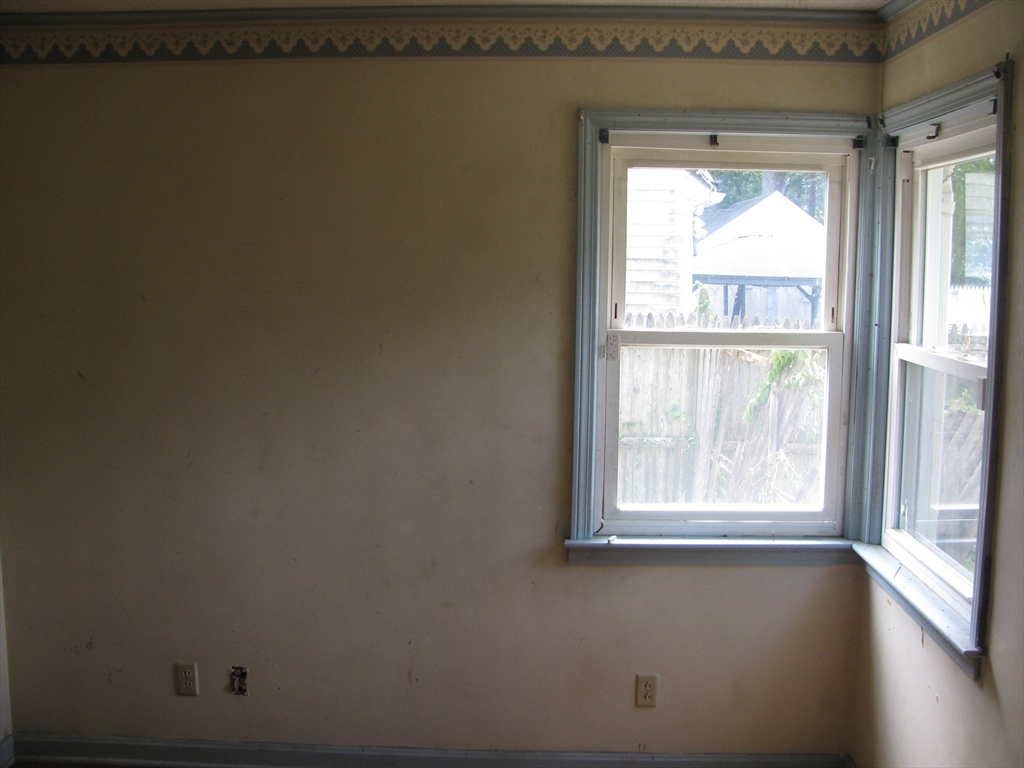 86 Pheland St Property Photo 10