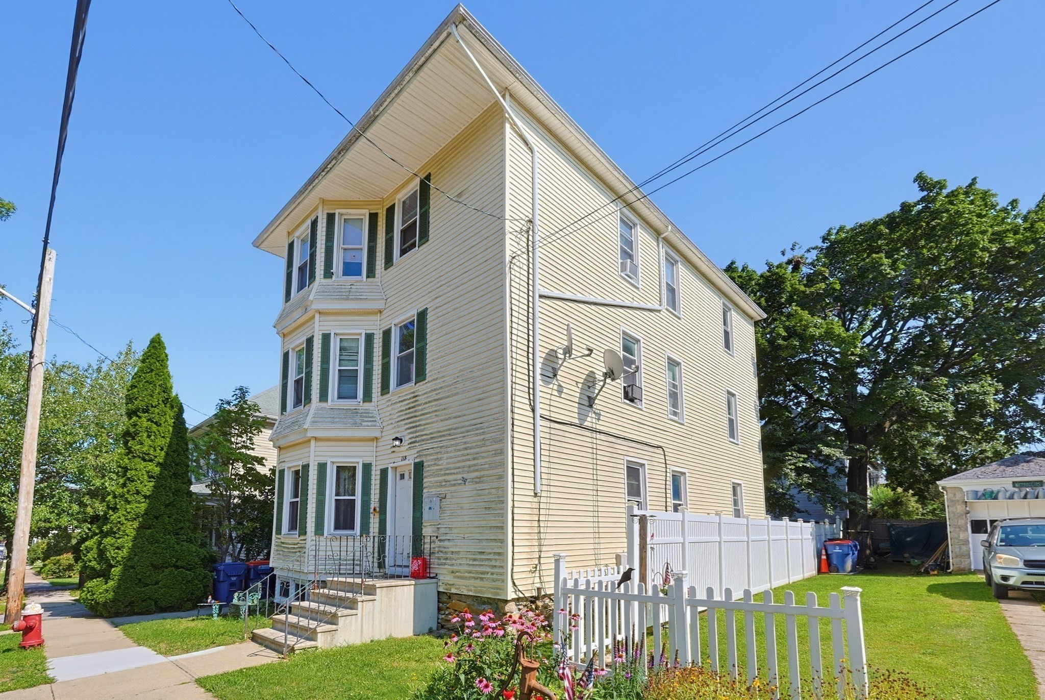 118 Irvington St Property Photo 3