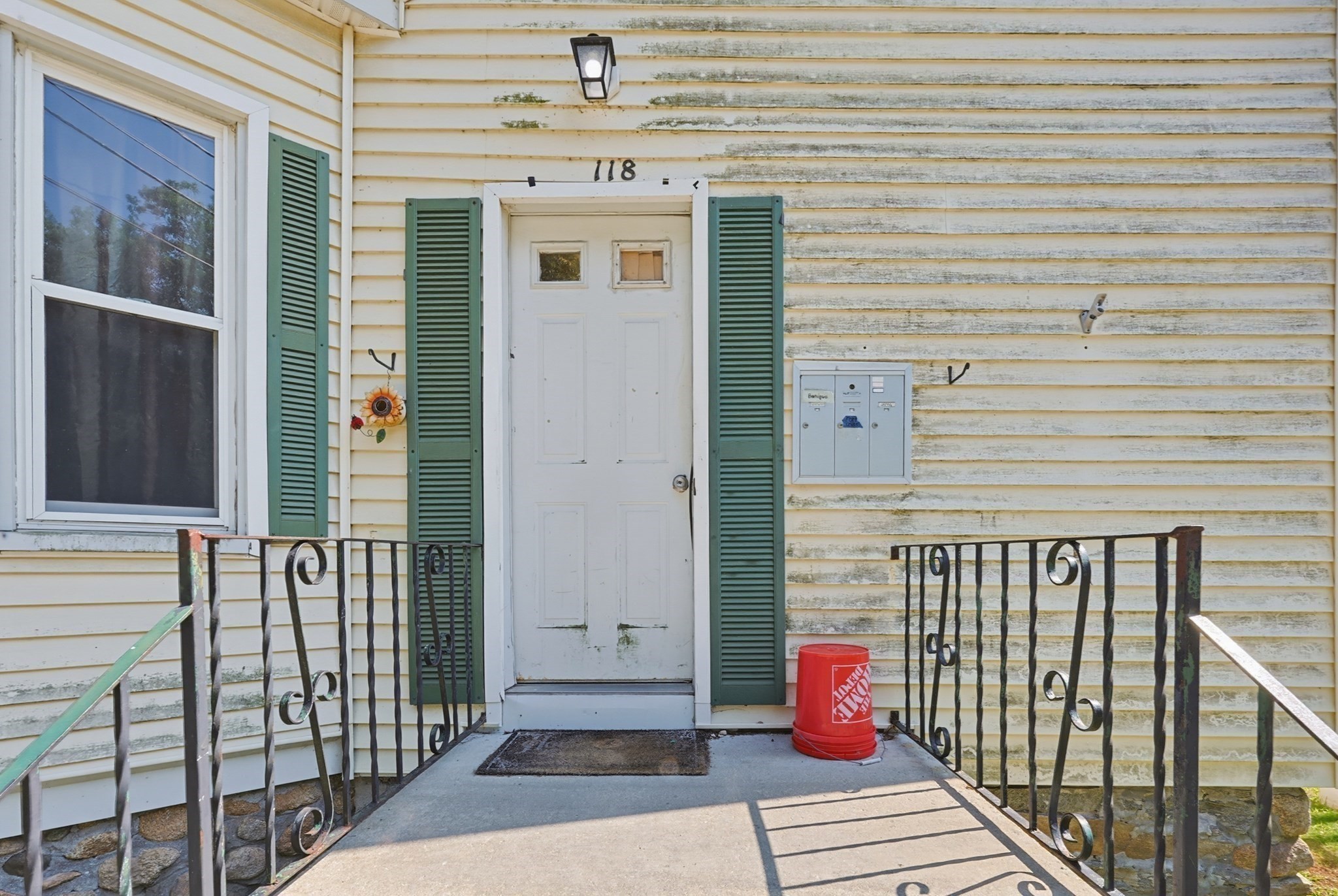 118 Irvington St Property Photo 4
