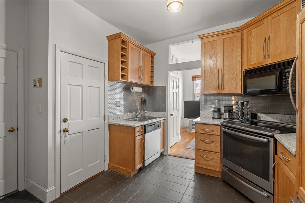 162 Endicott St # 2 Property Photo 3