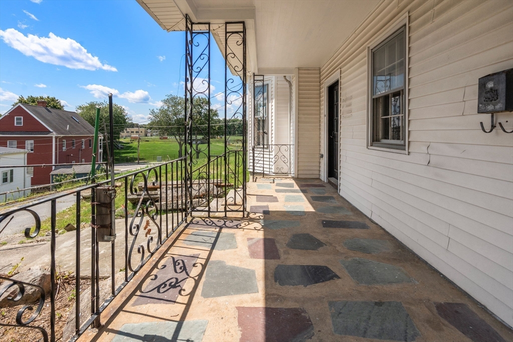 83 Oak Street Property Photo 4