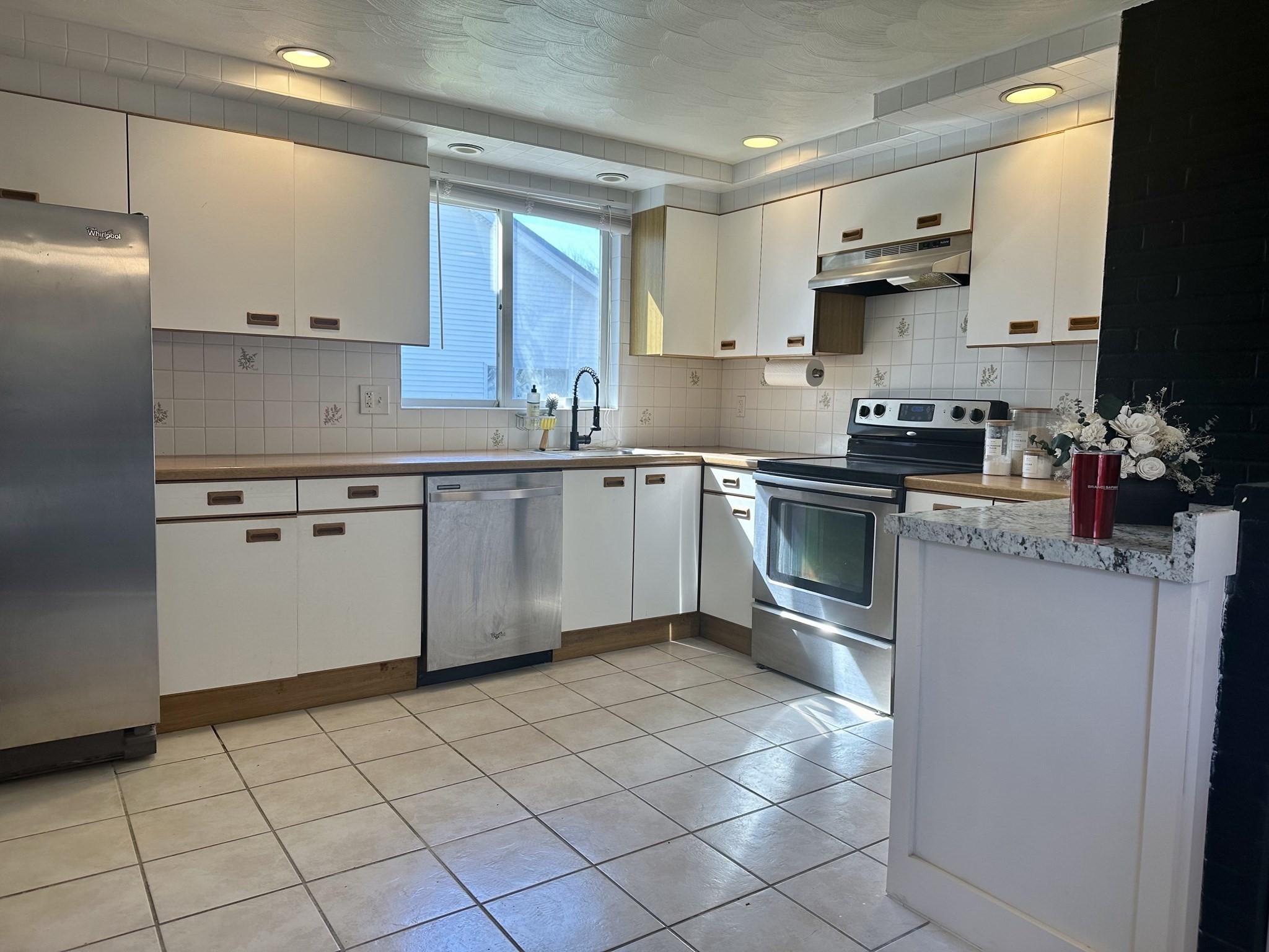 220 Beacon St Property Photo 6