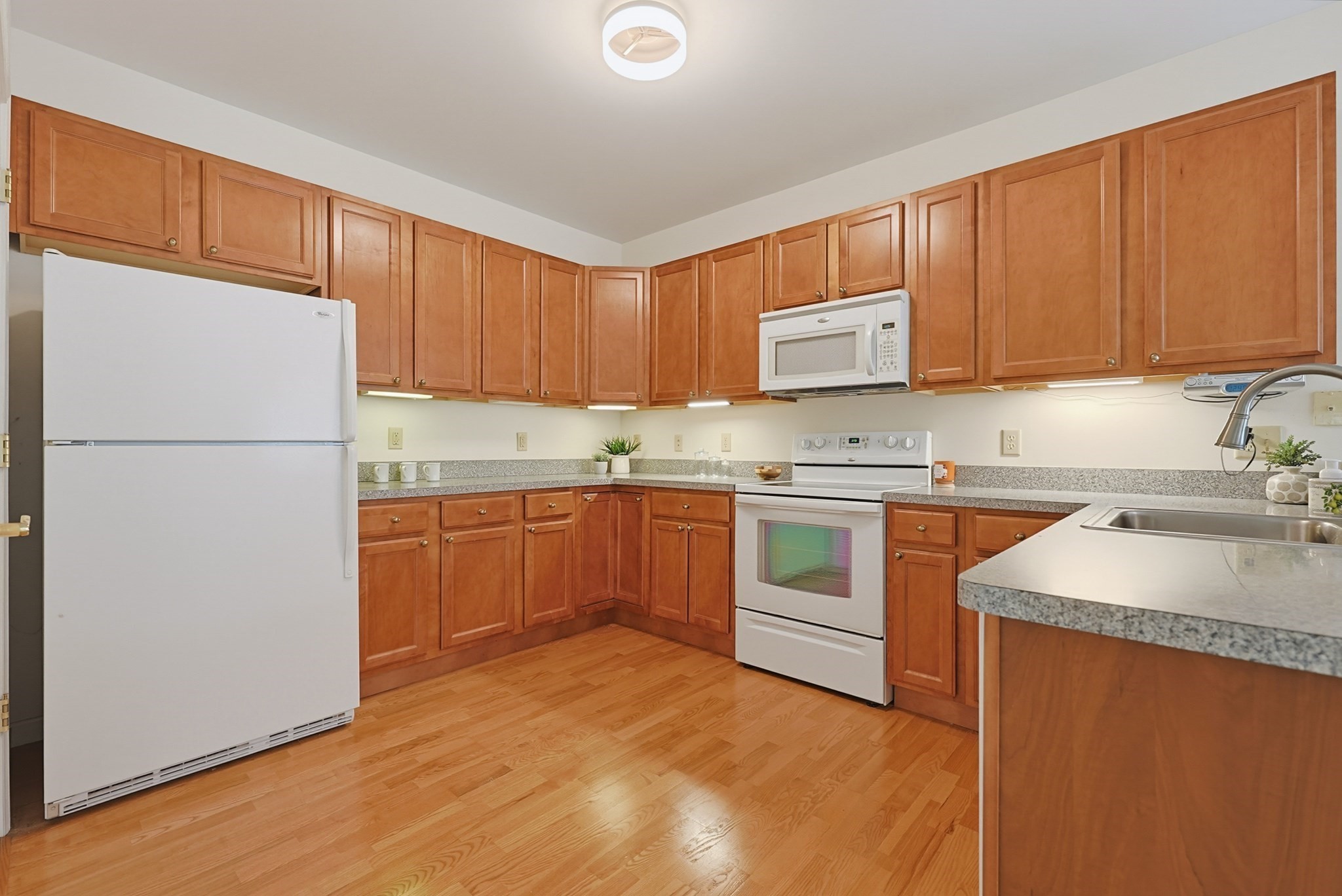 631 East St # J204 Property Photo 6