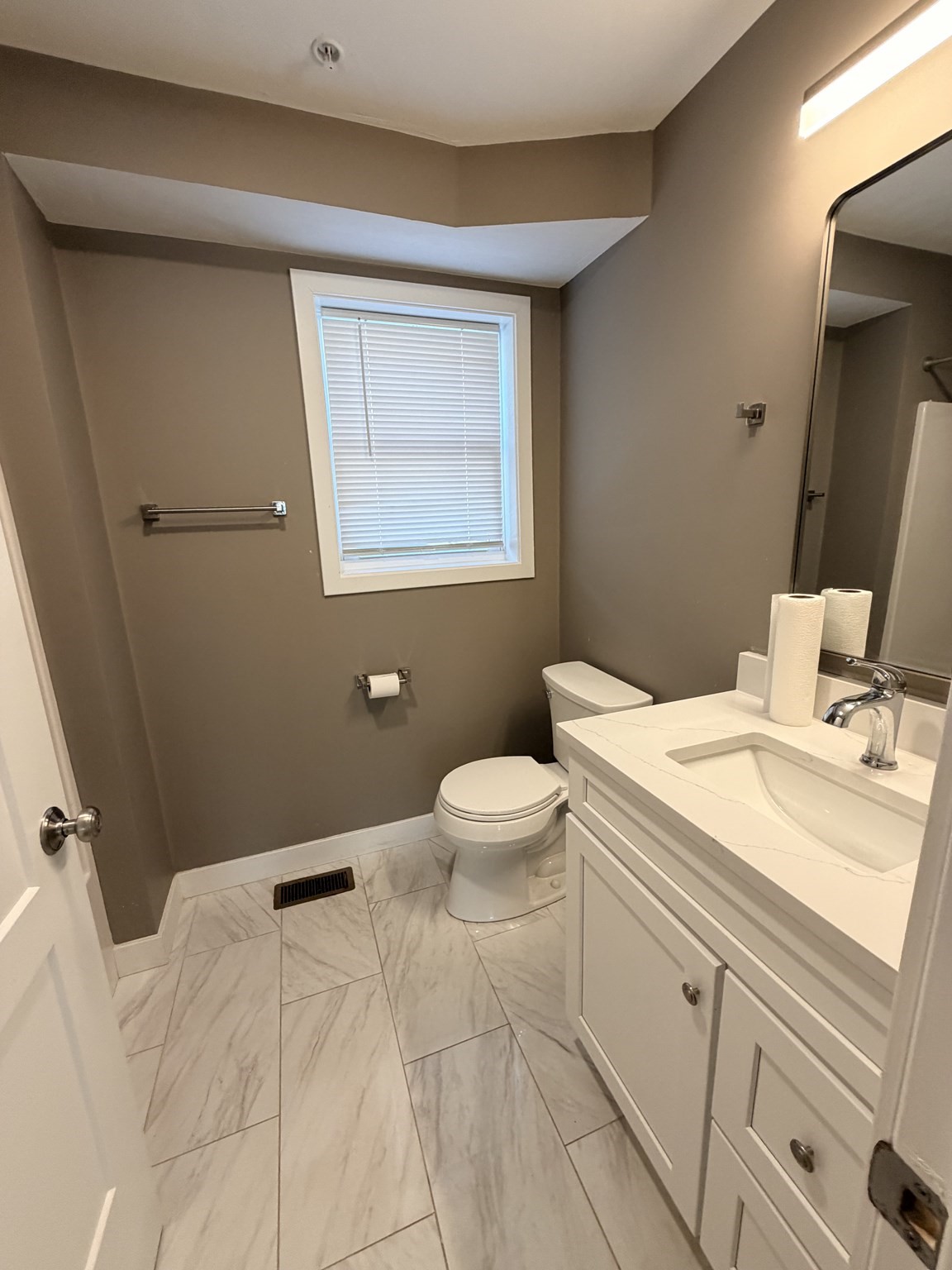 60 Richards St # A Property Photo 4