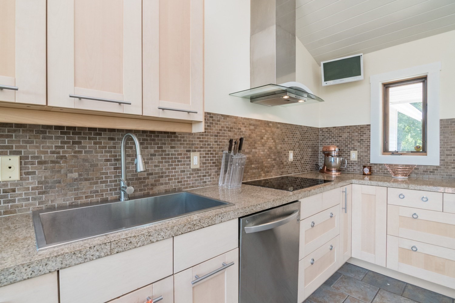 16 Cider Mill Rd Property Photo 9