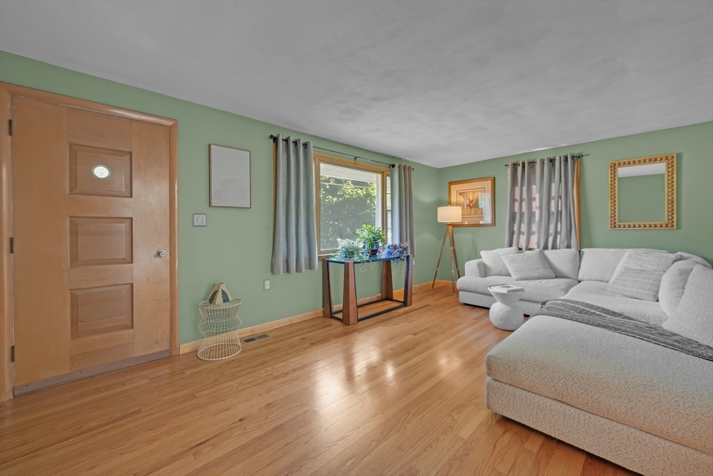 127 Springfield St Property Photo 4