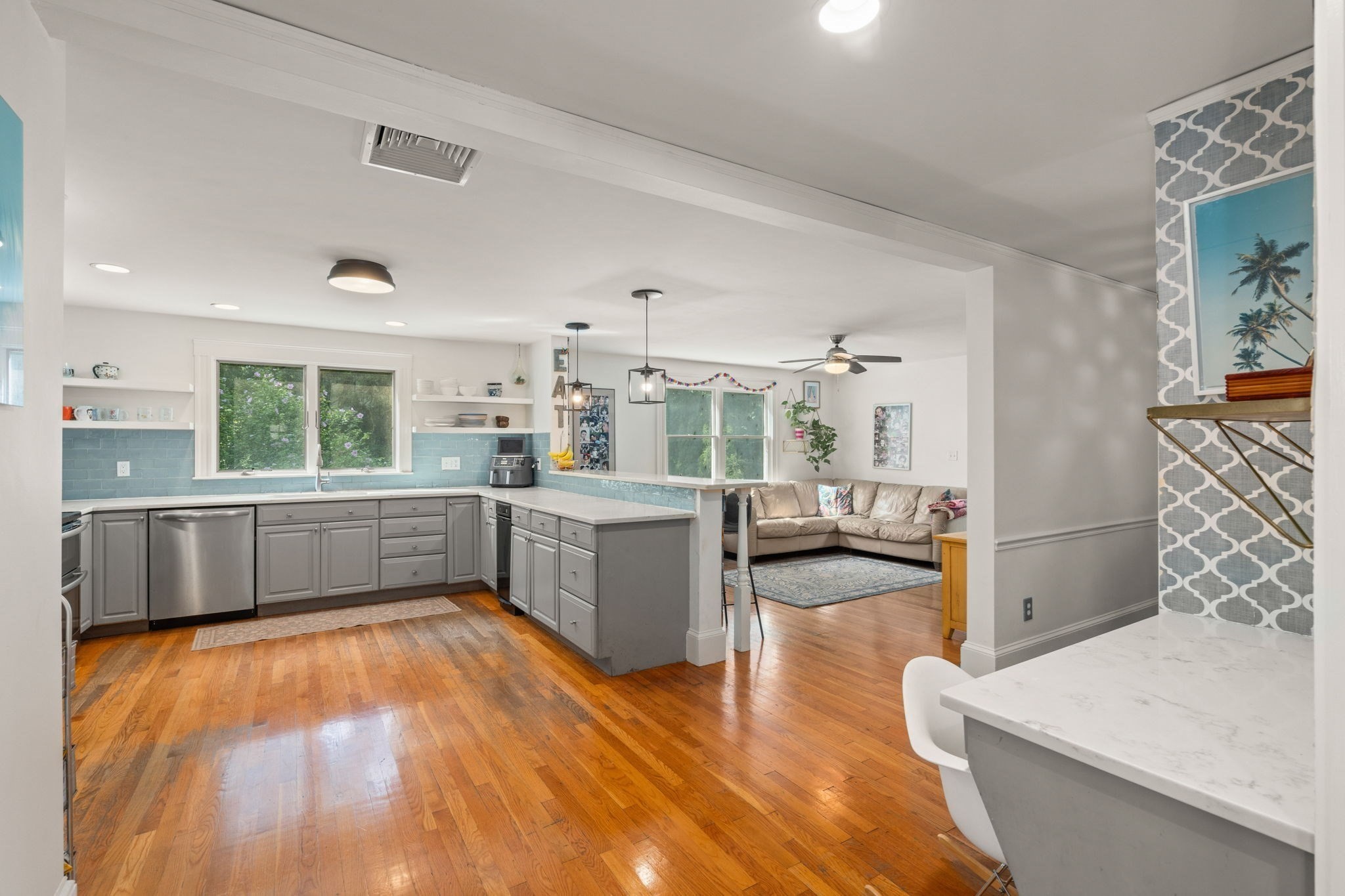 24 Holland St Property Photo 8