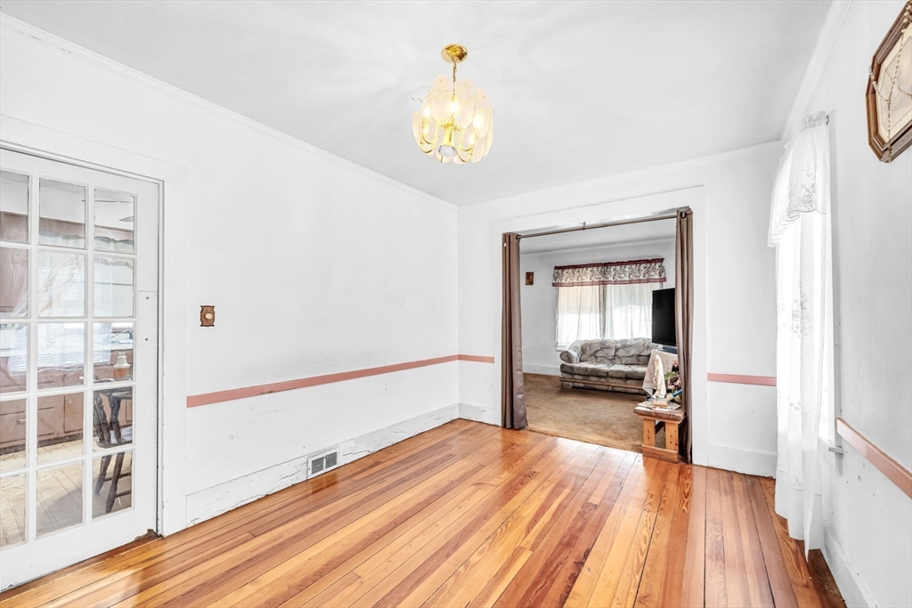 76 Howard St Property Photo 6