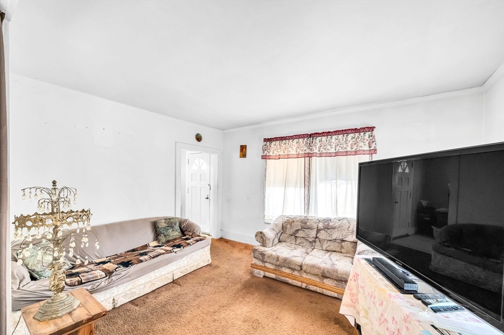 76 Howard St Property Photo 7