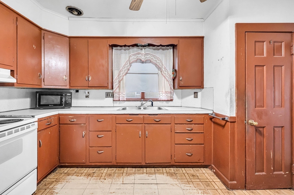 76 Howard St Property Photo 10