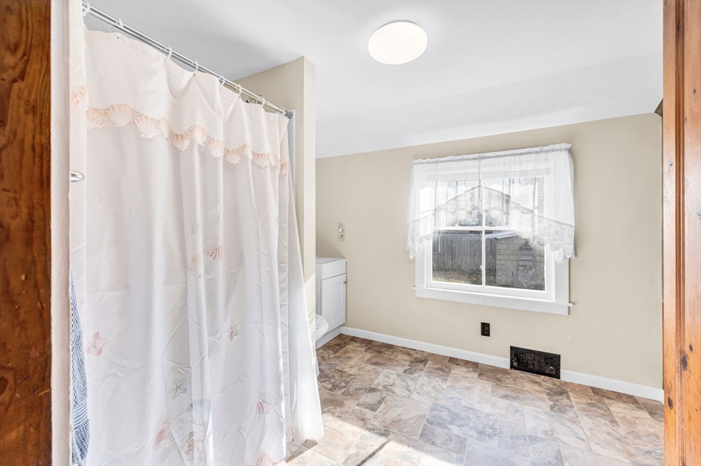 76 Howard St Property Photo 12