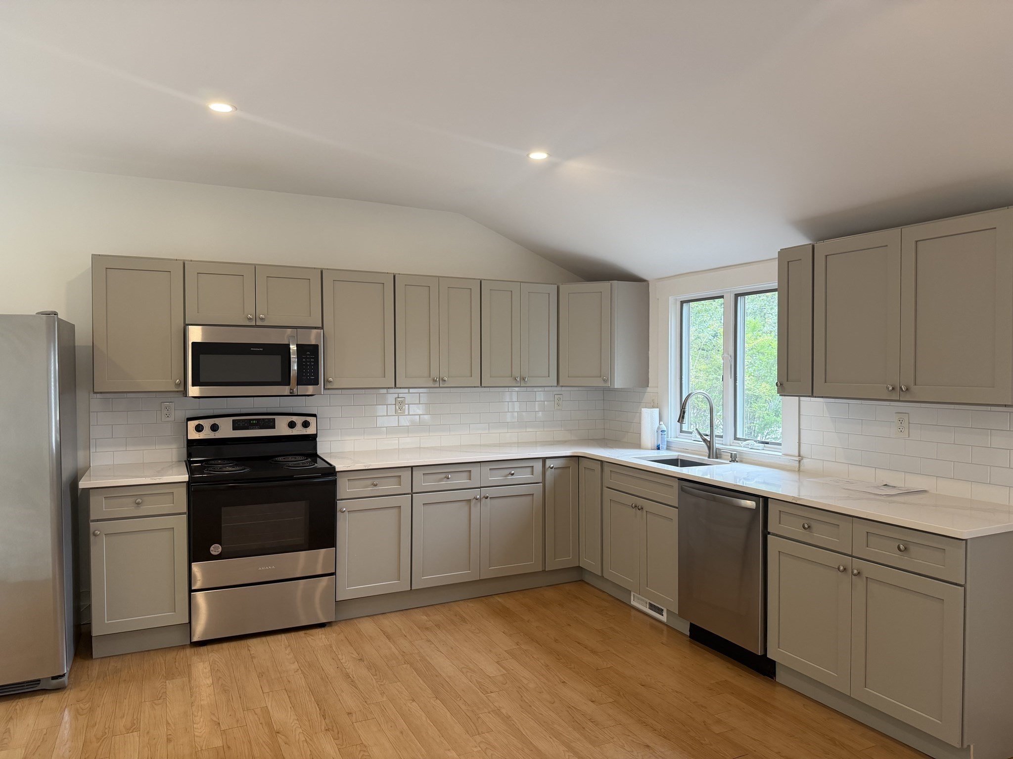 25 King Ave Property Photo 6