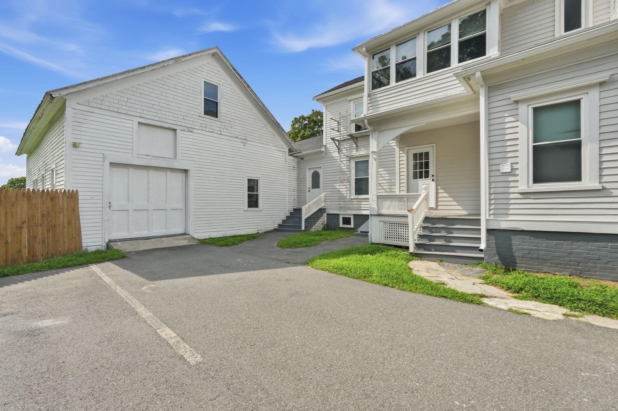 1136 N Pleasant St Property Photo 8