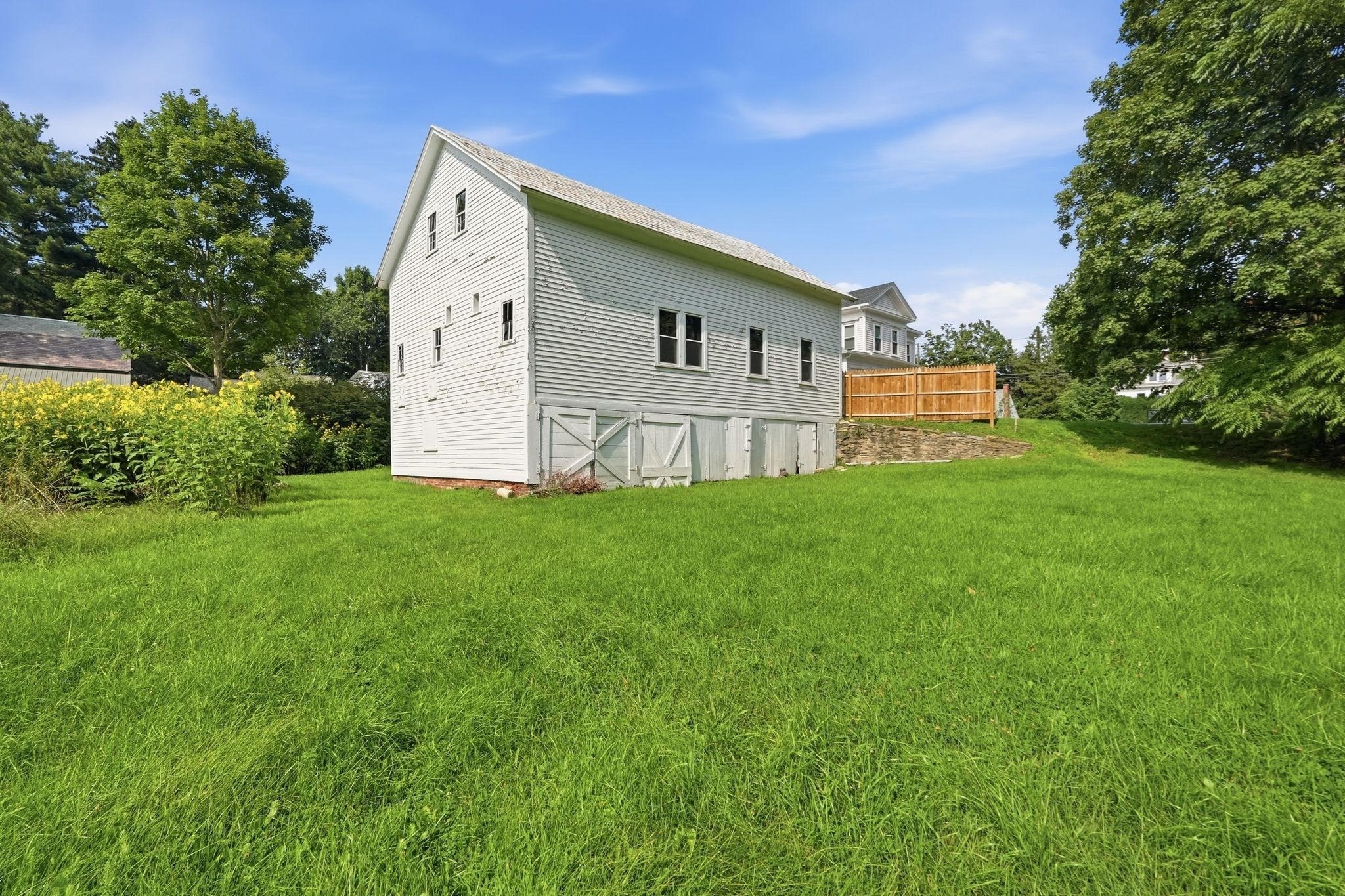 1136 N Pleasant St Property Photo 9