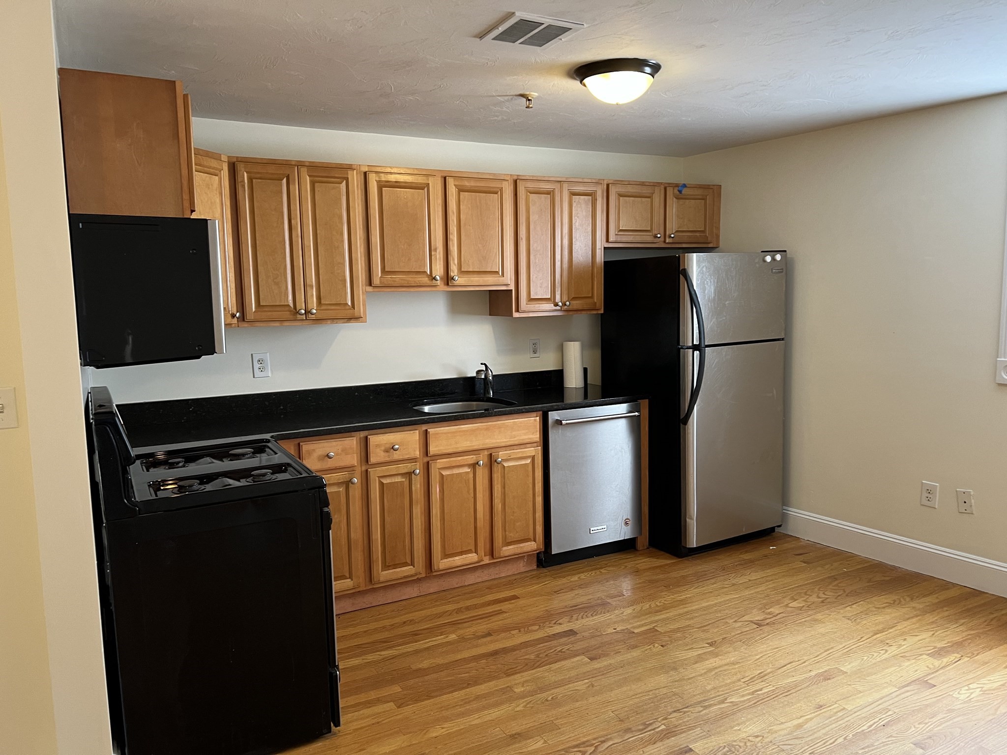 144 Washington St # 3 Property Photo 1